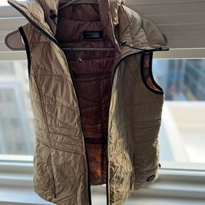 Bernardo Water Resistant Packable Puffer Vest (Small)